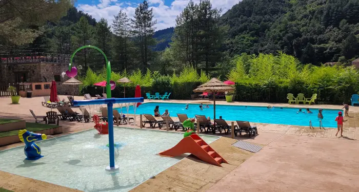 Piscine chauffée et rivière à proximité