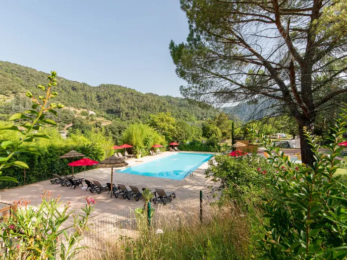Piscine chauffée et rivière à proximité