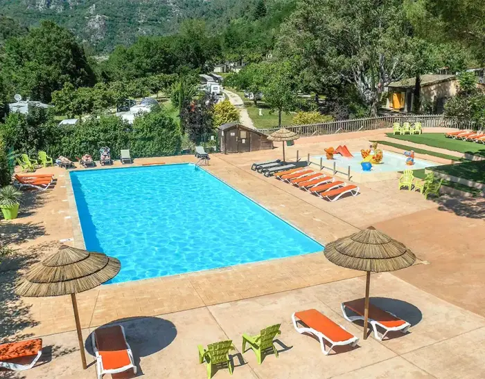 Piscine chauffée et rivière à proximité