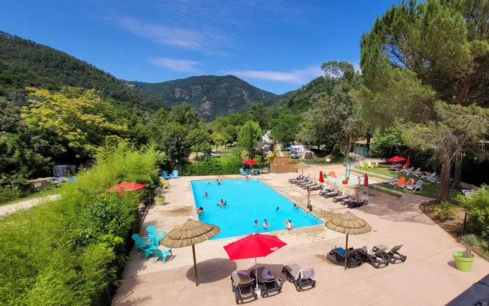 Piscine chauffée et rivière à proximité