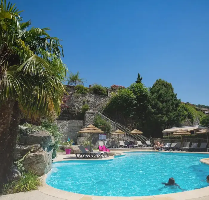 Piscine chauffée et rivière au bord