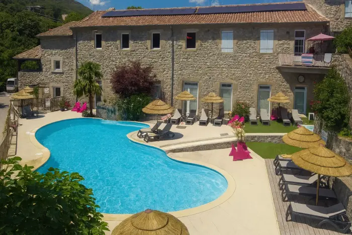 Piscine chauffée et rivière au bord