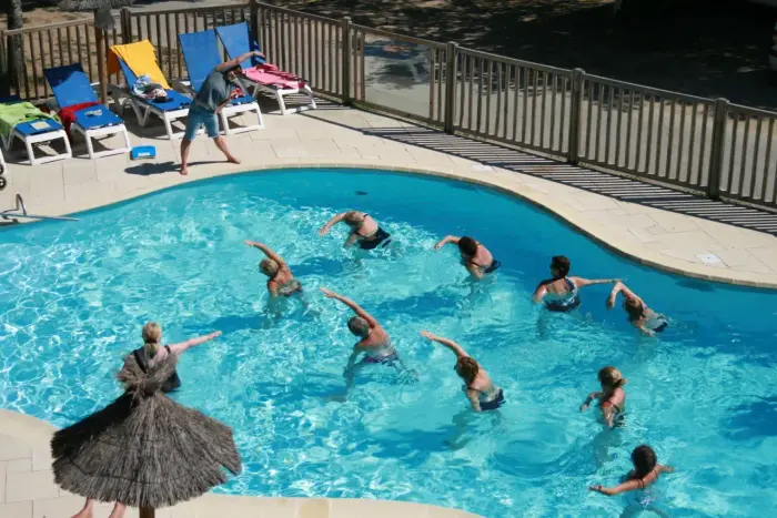 Piscine chauffée et rivière au bord