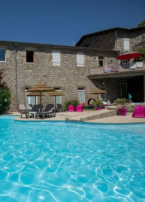 Piscine chauffée et rivière au bord