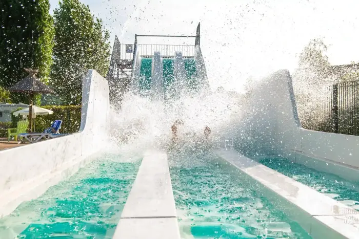 Piscine chauffée et glissades en famille