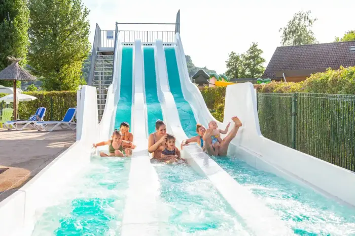 Piscine chauffée et glissades en famille