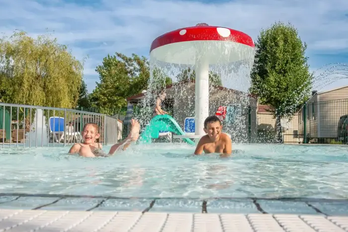 Piscine chauffée et glissades en famille