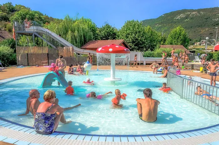 Piscine chauffée et glissades en famille