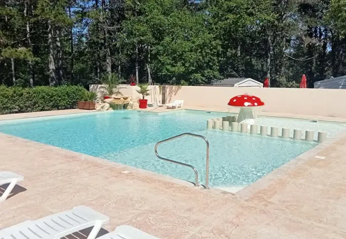 Une piscine chauffée avec pataugeoire