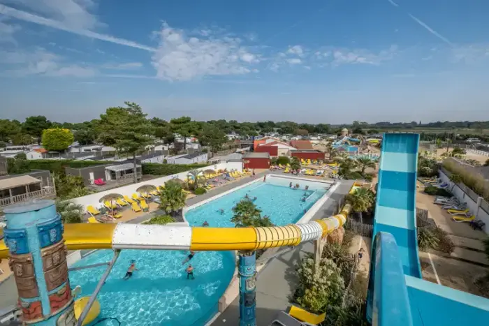 Deux piscines et des toboggans variés
