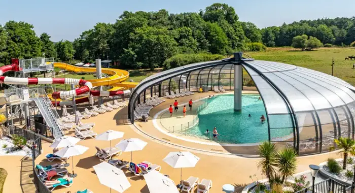 Deux piscines et des toboggans variés