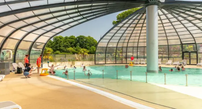 Deux piscines et des toboggans variés