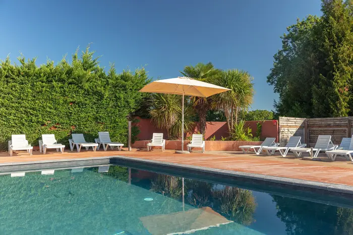 Piscine extérieure et solarium au calme