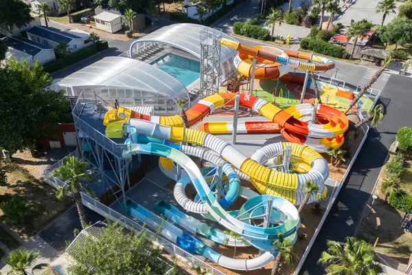 Un parc aquatique entre détente et glisse