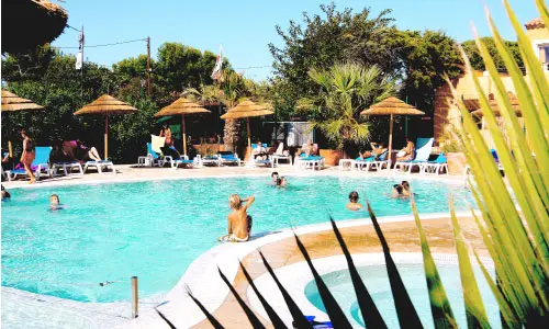 Une piscine chauffée près de la mer