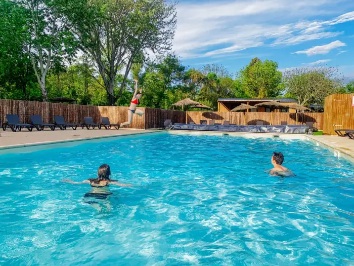 Piscine chauffée et rivière toute proche
