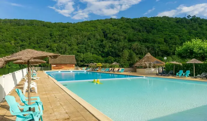 Une piscine-lagon chauffée et son solarium