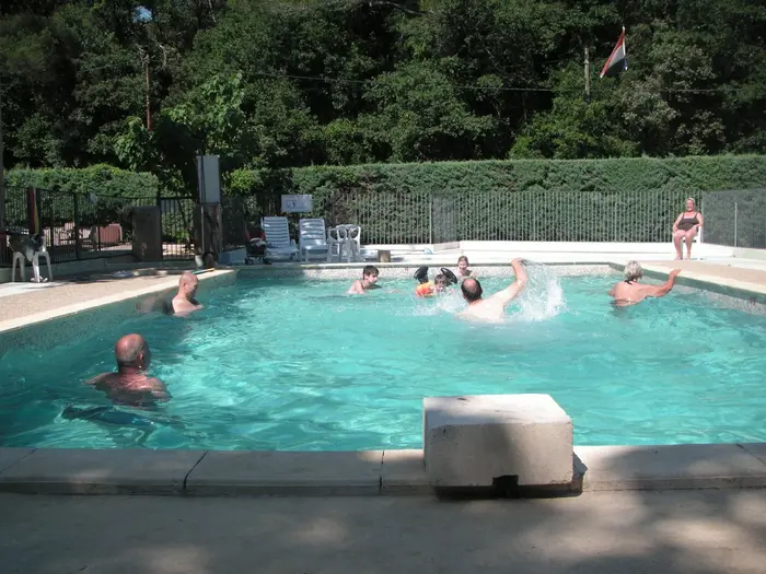 Piscine et rivière à proximité