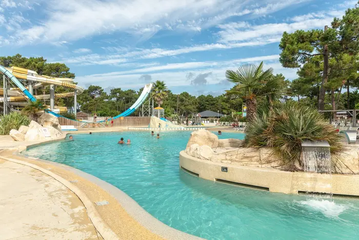 Deux piscines et glisse face à l'océan