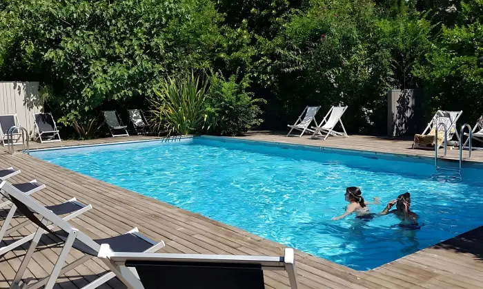 Une piscine chauffée dans un cadre naturel