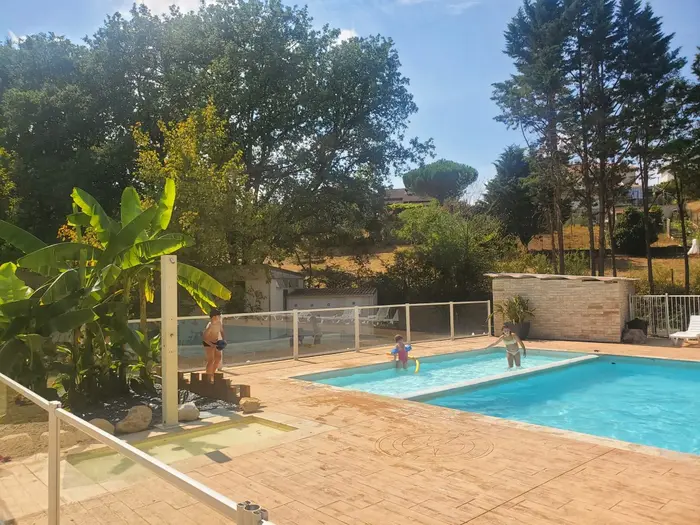 Deux bassins et toboggans dans la verdure