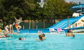 Un espace aquatique entre détente et jeux