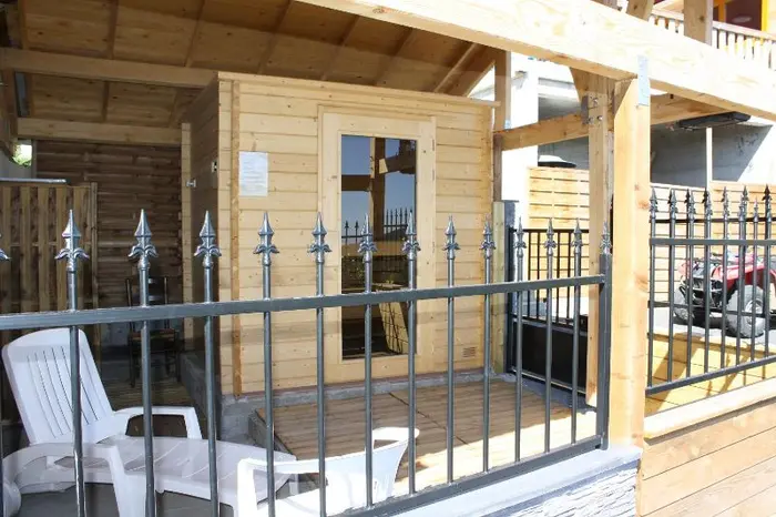 Un sauna avec vue sur le lac