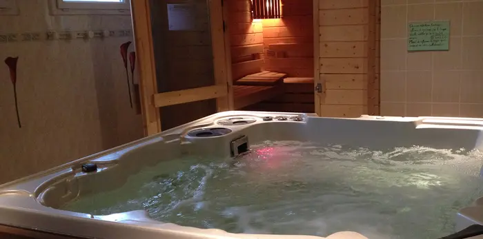 Un espace détente avec hammam et jacuzzi