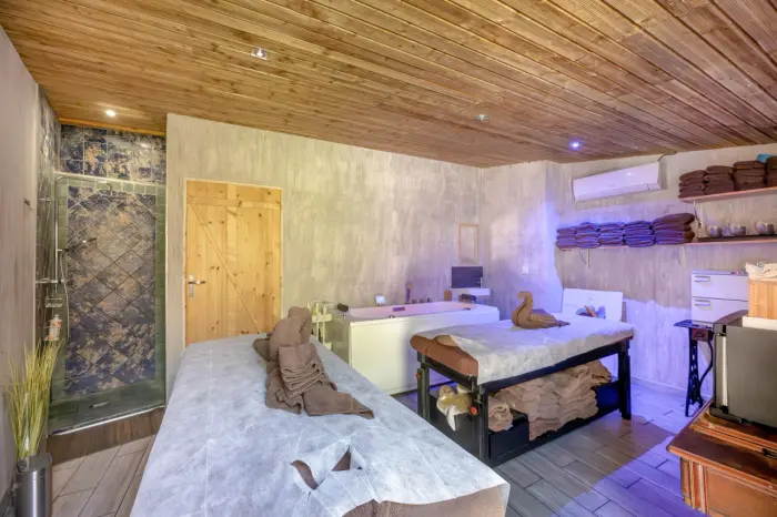 Un espace détente avec spa
