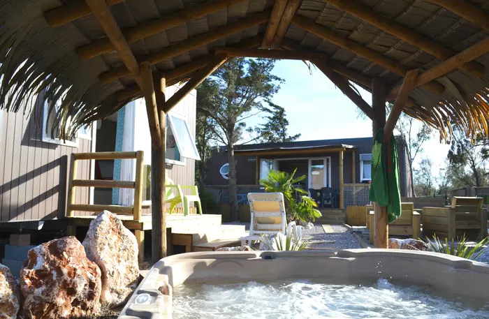 Un espace détente avec spa