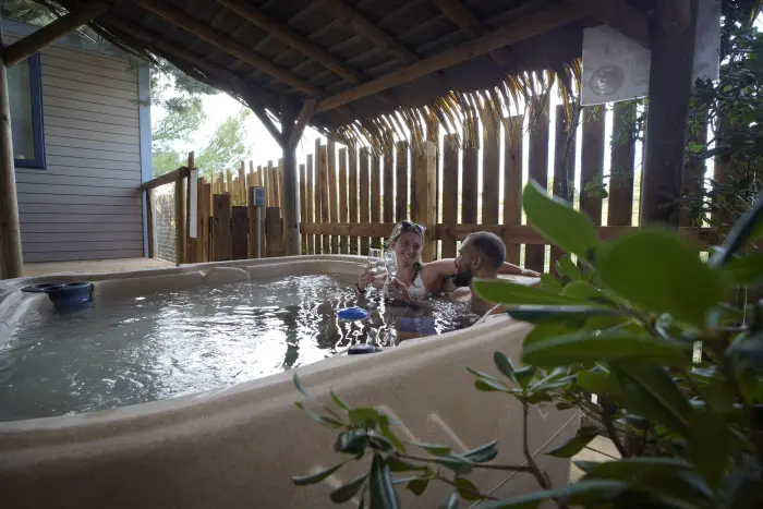 Un espace détente avec spa