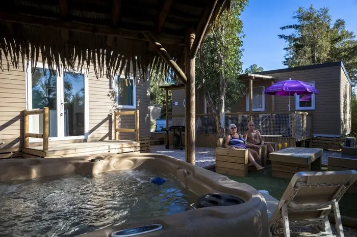 Un espace détente avec spa