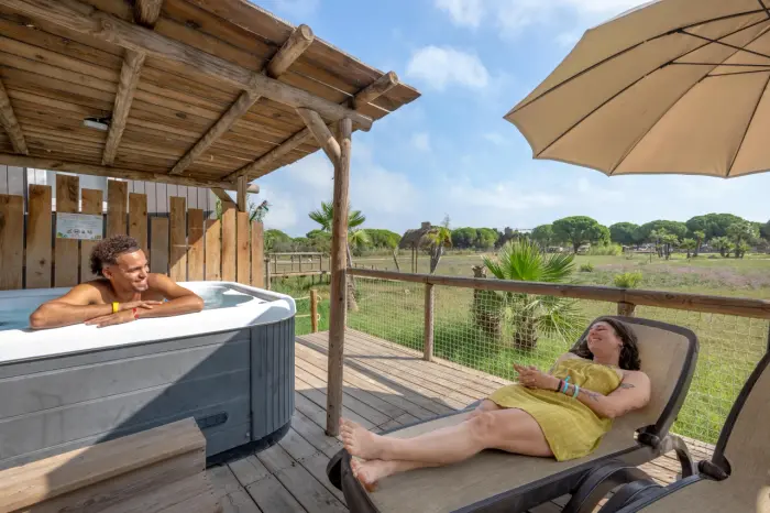 Un espace détente avec spa