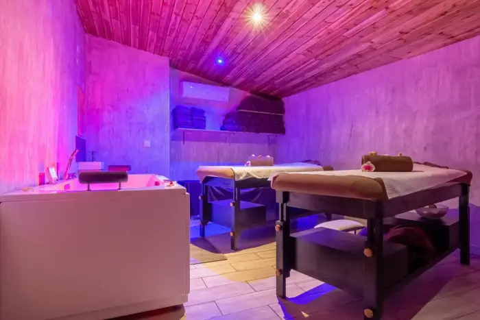 Un espace détente avec spa et soins