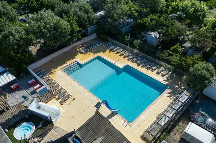 Un coin détente avec jacuzzi