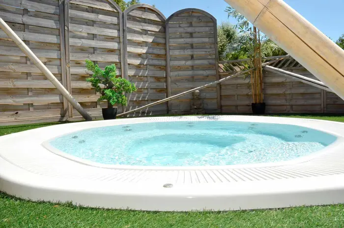 Un coin détente avec jacuzzi