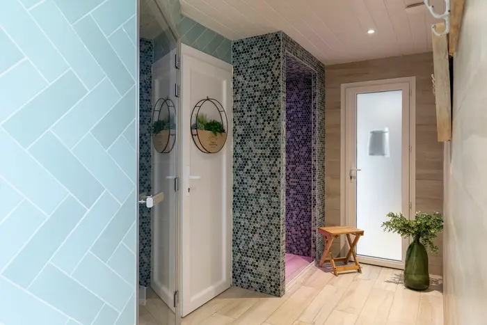 Un espace détente avec hammam