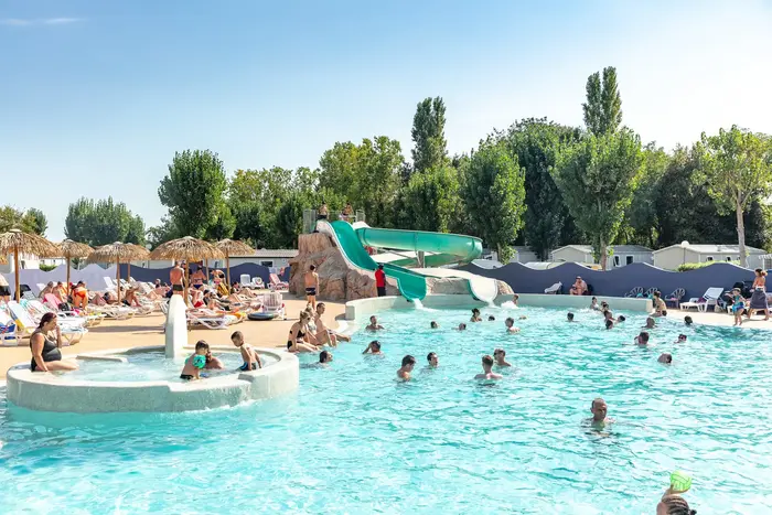 Un espace détente autour du bain