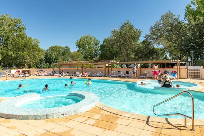 Un espace détente autour du bain
