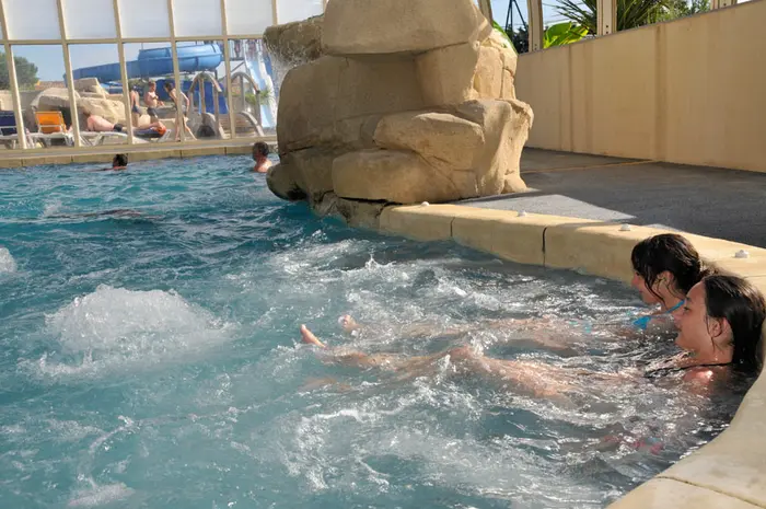 Détente au jacuzzi et aux soins
