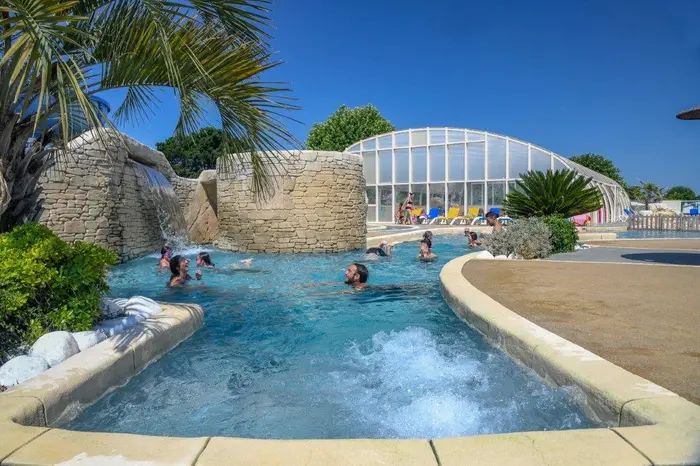 Détente au jacuzzi et aux soins