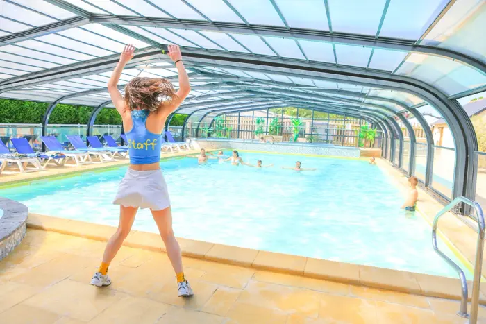 Spa, jacuzzi et détente au bord du bassin