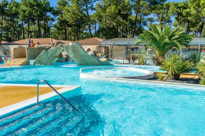 Un espace détente avec hammam et jacuzzi