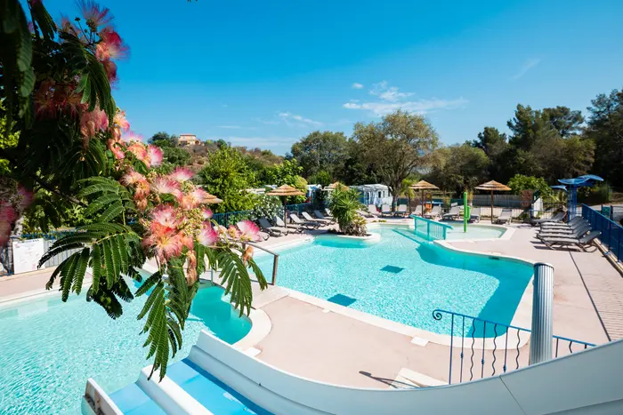 Détente au soleil et bains à remous