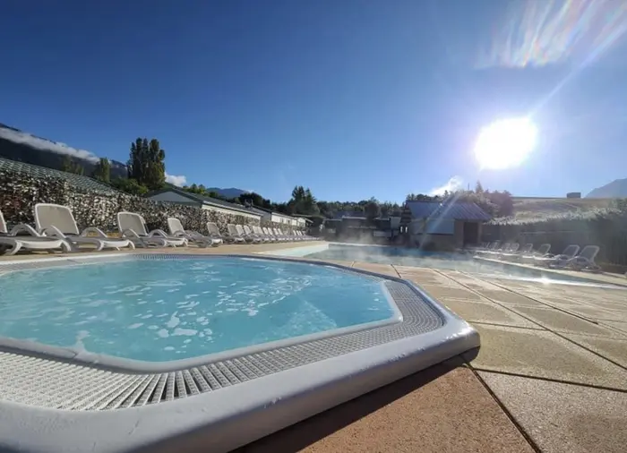 Un espace détente avec spa privatisé