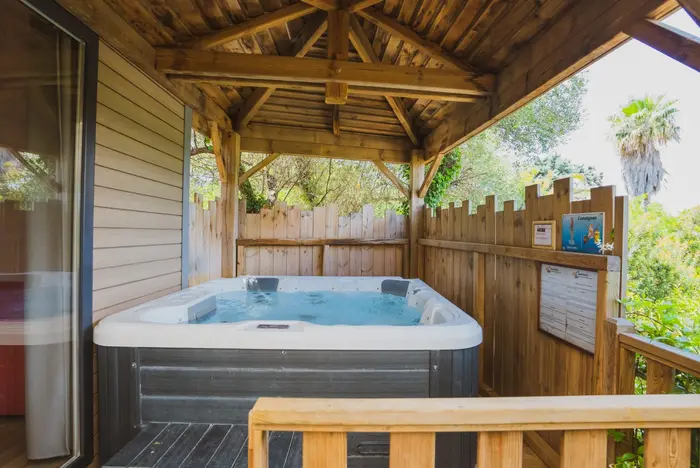 Un espace détente avec spa et soins