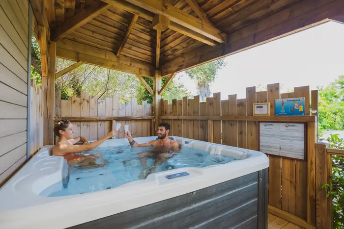 Un espace détente avec spa et soins