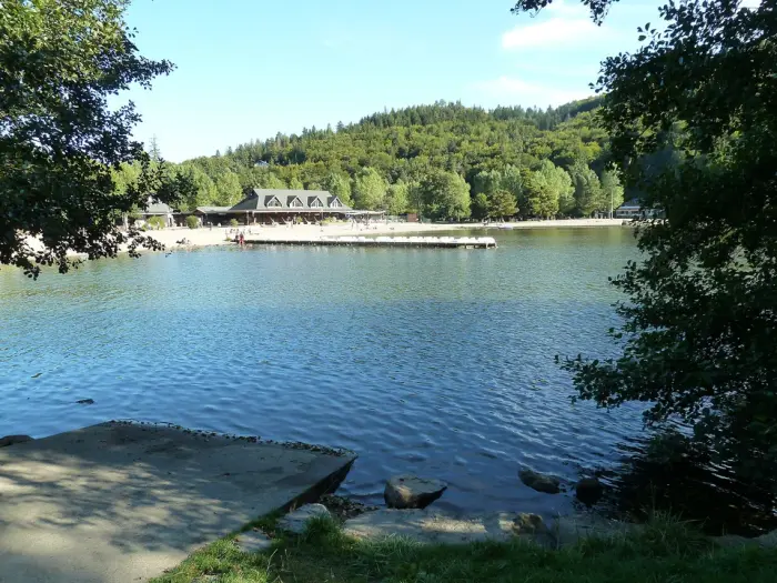 Des plages de lac tout autour