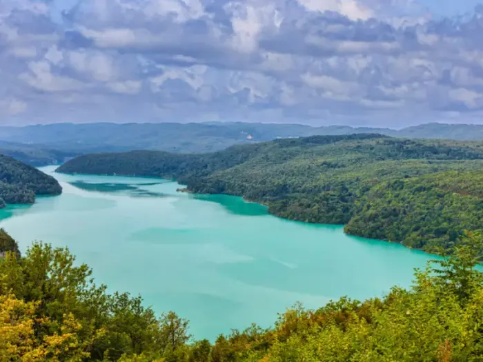 Rivière, lacs et baignades naturelles alentour