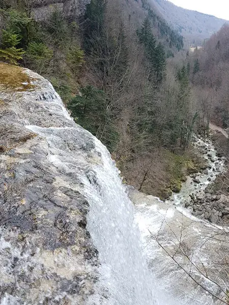 Rivière, lacs et baignades naturelles alentour